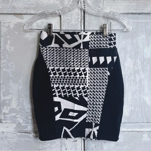 Vintage mid-2000s Wet Seal black and white geometric patterned mini wiggle skirt - Picture 3 of 6